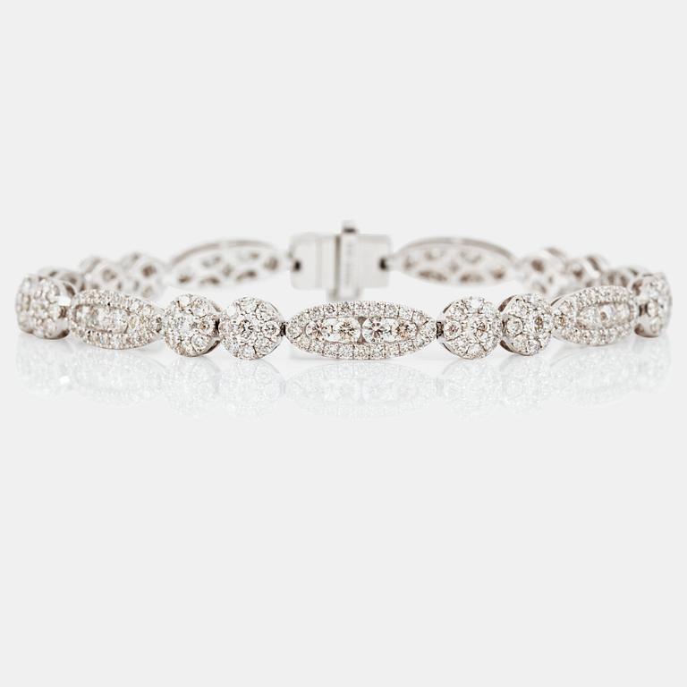 A diamond, 5.95 cts, bracelet.