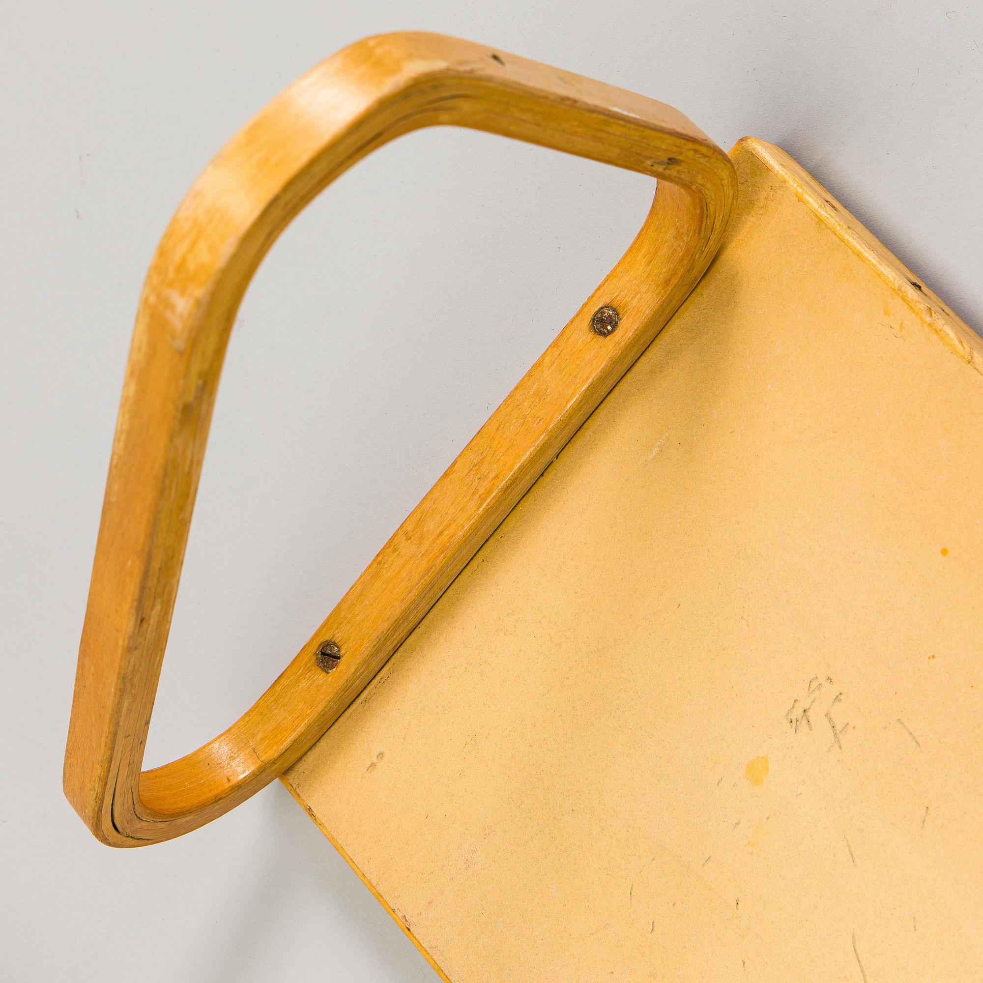 Alvar Aalto, vägghyllor, 2 st, modell 112/L för O.Y. Huonekalu- ja Rakennustyötehdas A.B 1900-talets mitt.