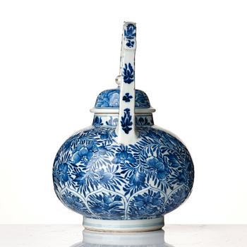 A large blue and white tea pot with cover, Qing dynasty, Kangxi (1662-1722).