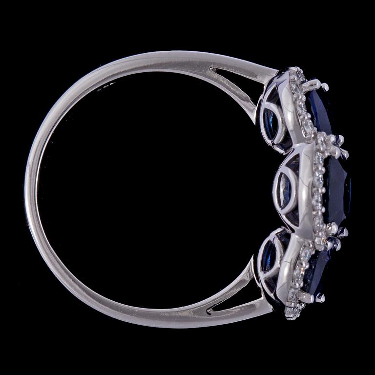 RING, tre fasettslipade blå  Burma safirer, tot. 3.27 ct, och briljantslipade diamanter, tot. 0.42 ct.