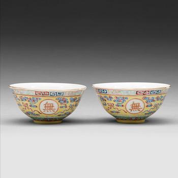 667. A pair of yellow ground “birthday” bowls, late Qing dynasty with Qianlong four character mark in red.