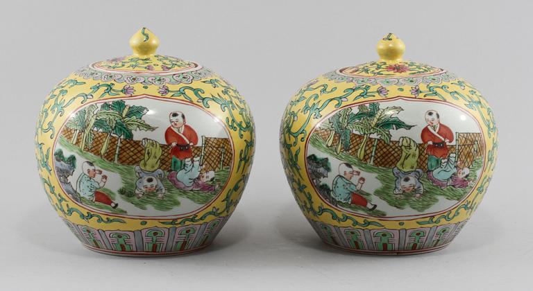 LOCKBOJANER, ett par, porslin, Kina, 1900-tal.