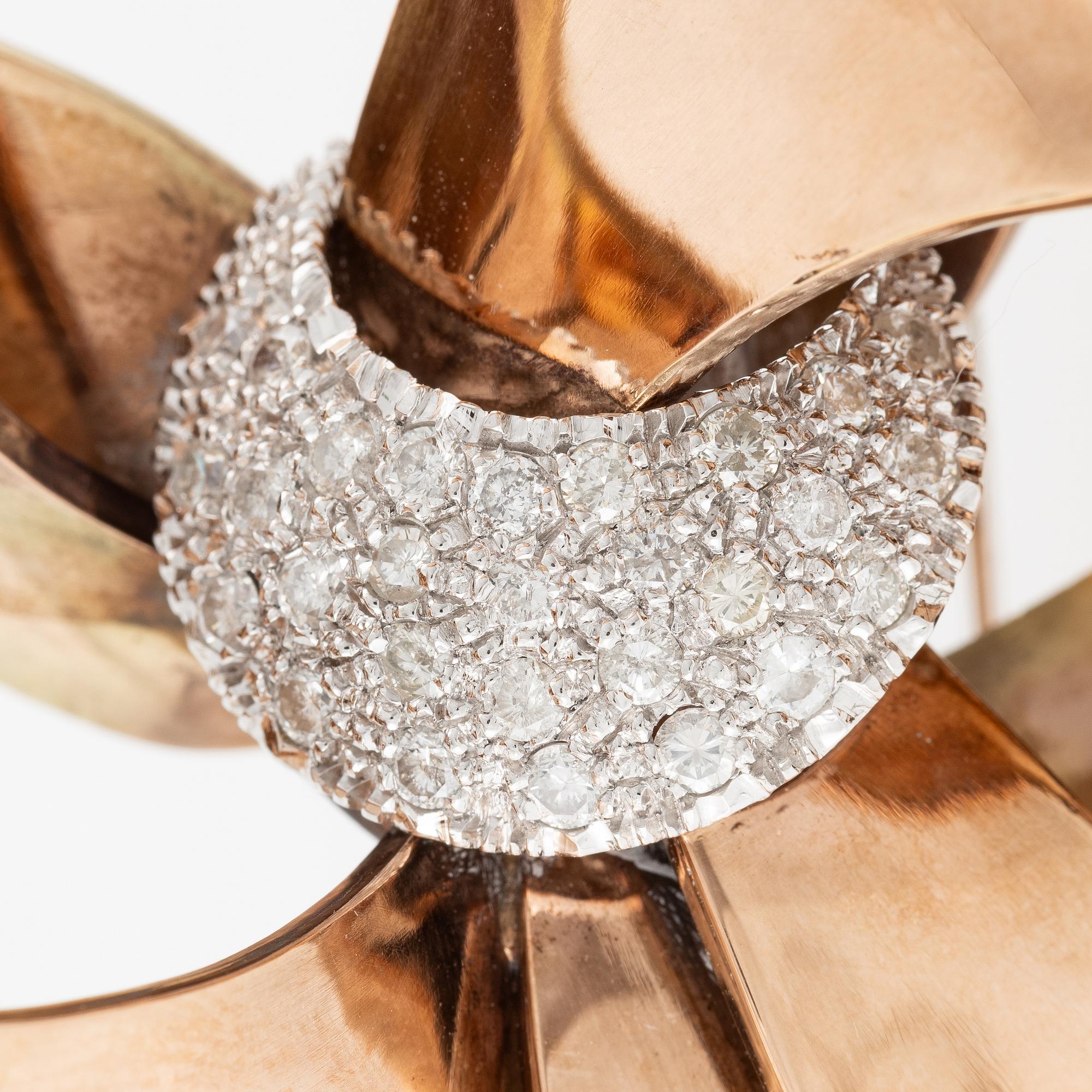 Brooch 9K gold with round brilliant-cut diamonds.