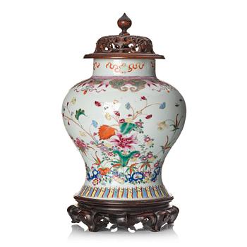 1003. A famille rose jar, Qing dynasty, 19th Century.