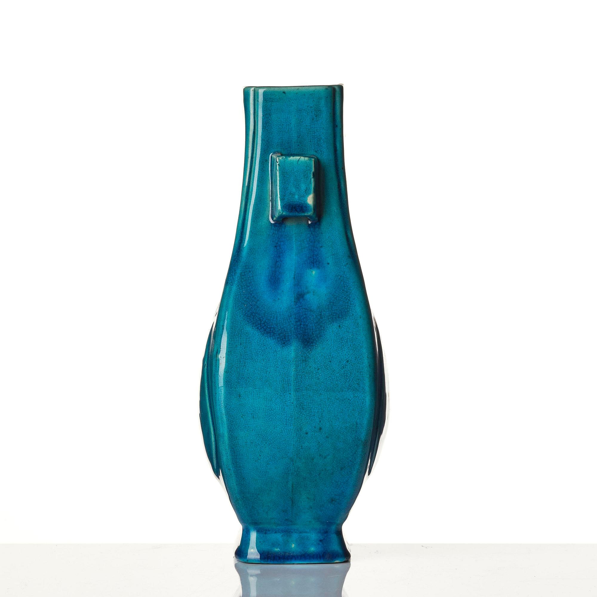 A turquoise glazed vase, Qing dynasty, Kangxi (1662-1722).