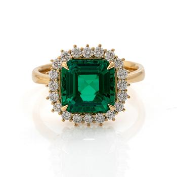Ring 18K gold with synthetic emerald and brilliant-cut diamonds.