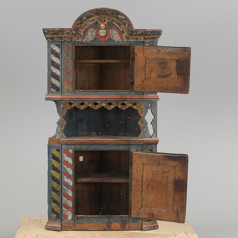 HÖRNSKÅP, Allmoge, så kallat Änglaskåp, Skåne, bär datering 1843.