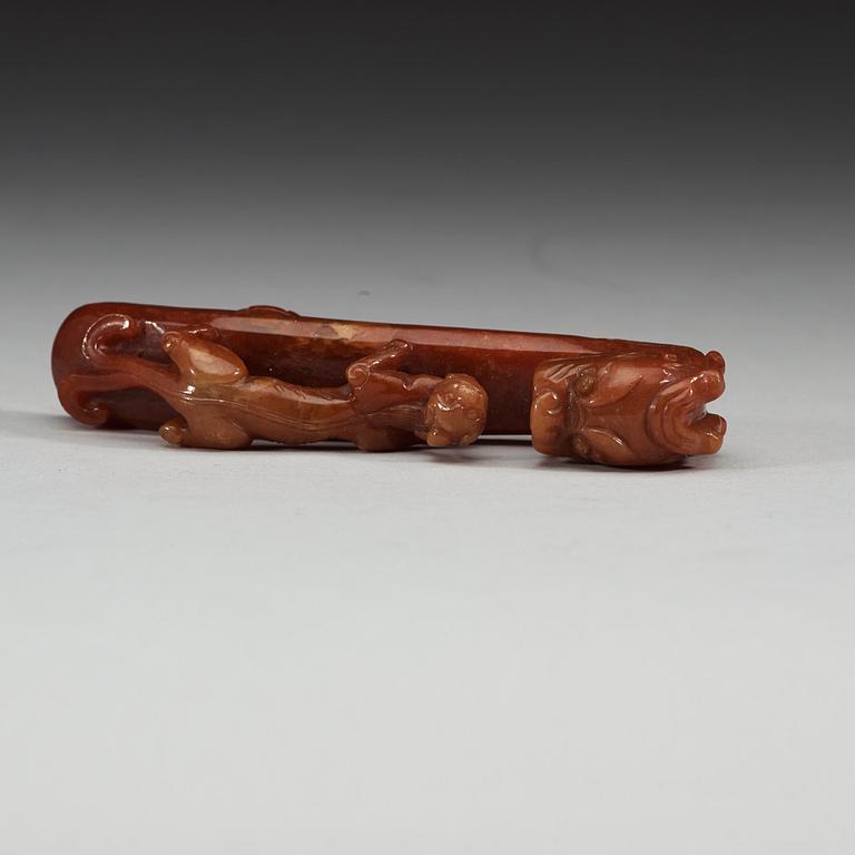 A carved jade belt hook, Qing dynasty (1644-1912).