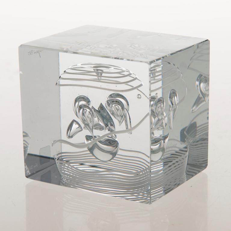 OIVA TOIKKA, A glass year cube signed Oiva Toikka Nuutajärvi 1987 and numbered 50/2000.