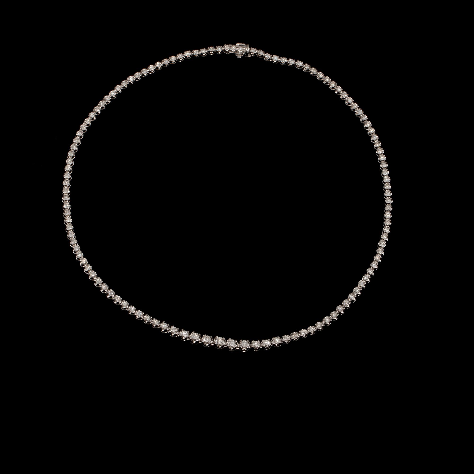 COLLIER, 18k vitguld med 119 briljantslipade diamanter, totalt 5.00 ct. Vikt 19 g.