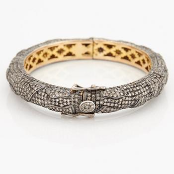 ARMRING med åttkantslipade diamanter.