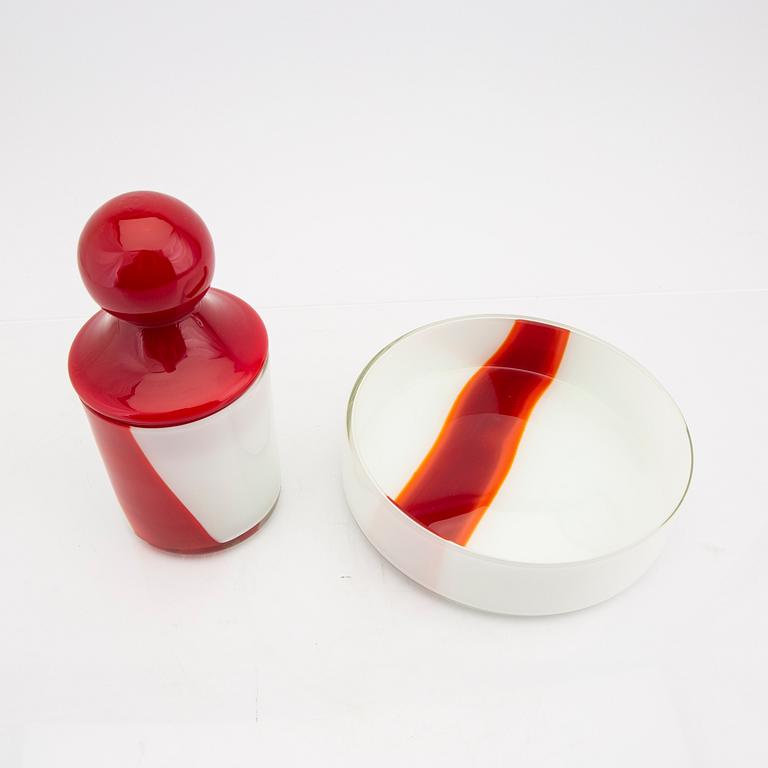 A glas bowl and jar with lid by Carlo Moretti alter part of the 20th century.