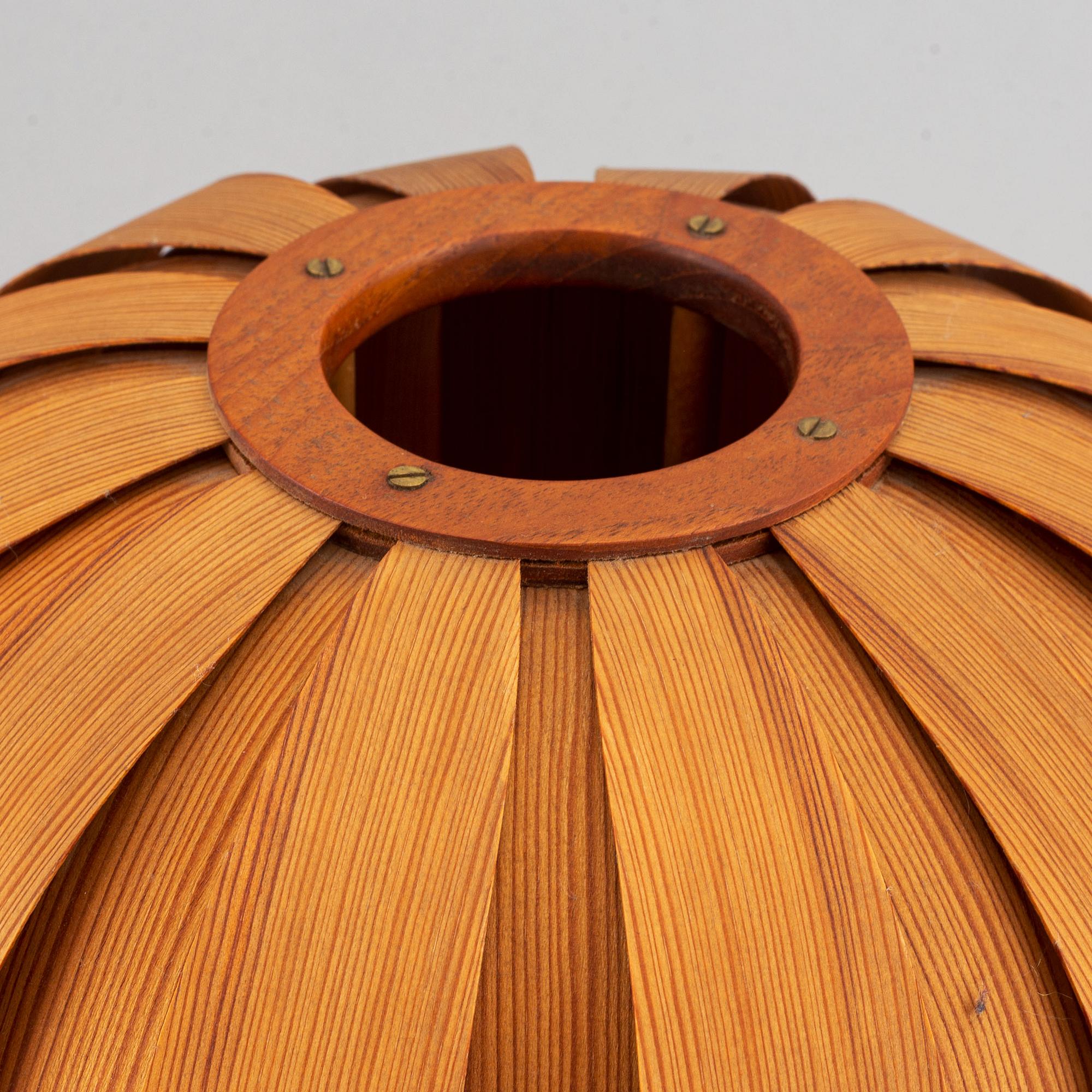 A pinewood table lamp, second half of the 20th century.
