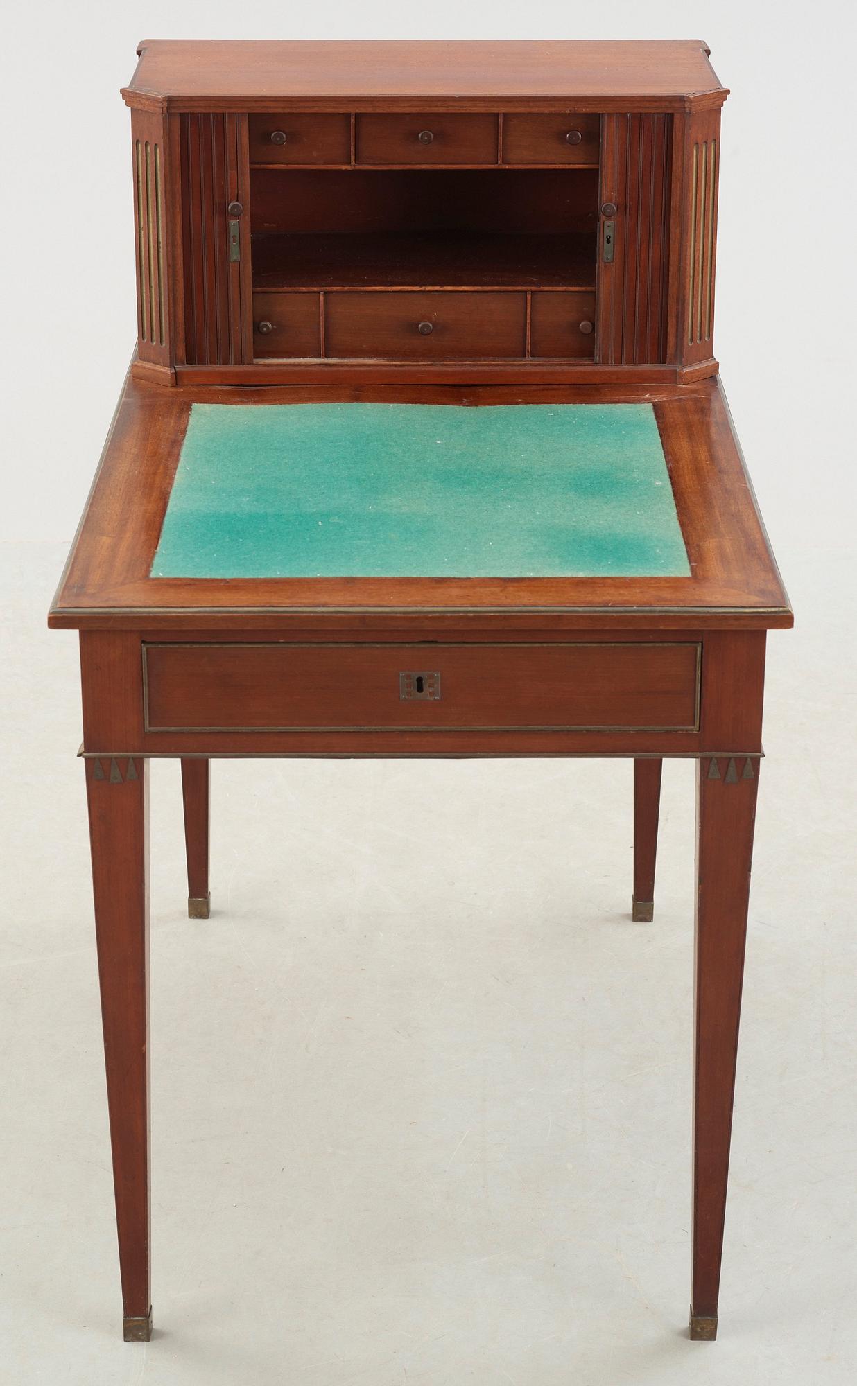 SKRIVBORD MED UPPSATS. Sengustavianskt stockholmsarbete, 1700-talets slut.