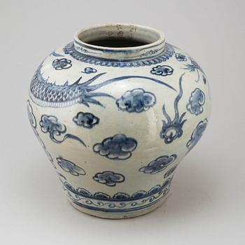 A blue and white ceramic pot, Korea, 20th century.