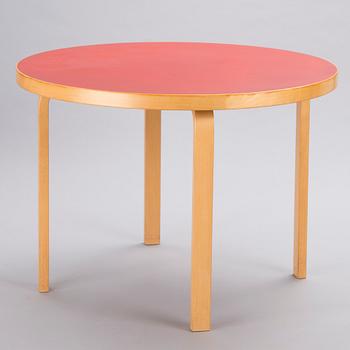 A mid 20th century table with four '69' chairs for Artek.