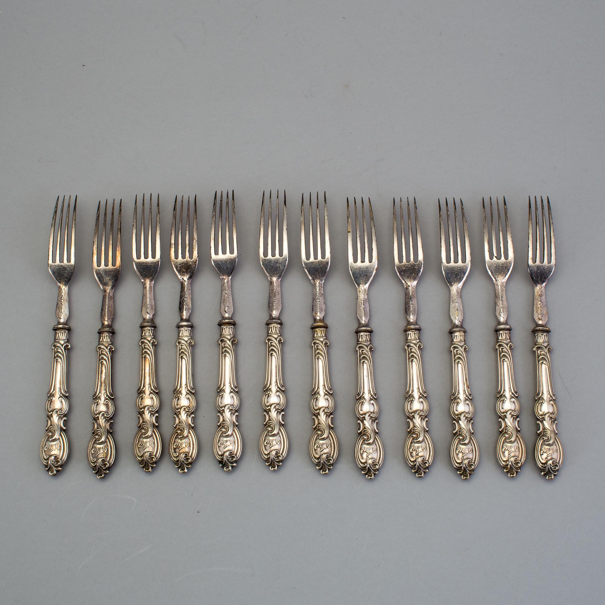 a english EPNS cutlery service with 38 pieces from the late 1800's.