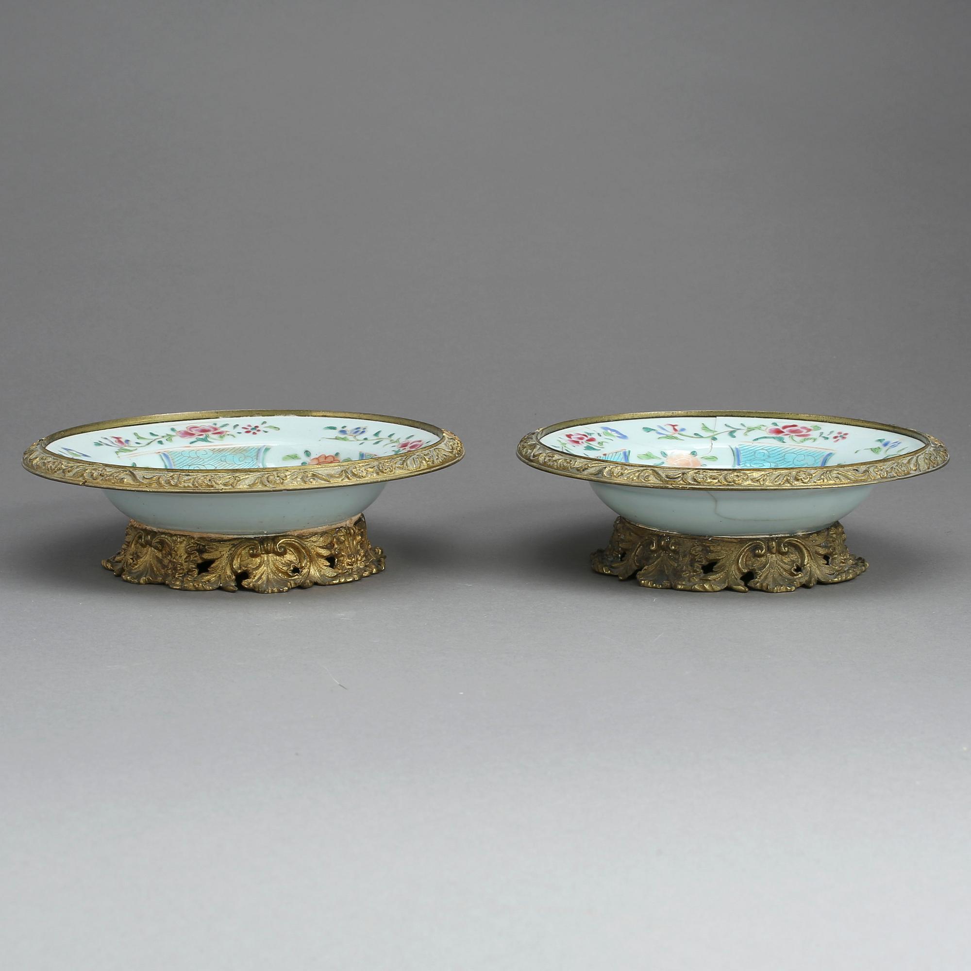 BÄRTALLRIKAR, ett par, porslin infattade i metallmontering. Kina, Qianlong (1736-1795).