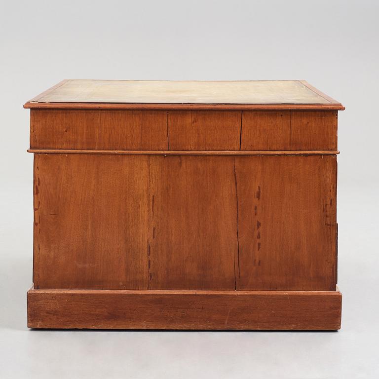 Skrivbord, s.k. Partners desk, 14 lådor, England 1700-tal.