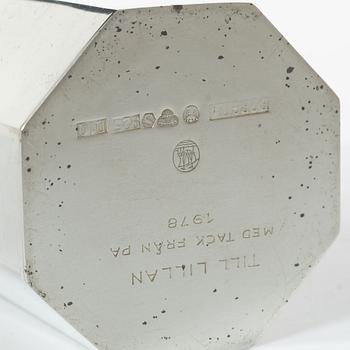 Atelier Borgila, burk med lock, sterling silver och järnmalm, Stockholm 1978.