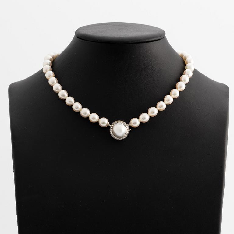 Necklace with cultured pearls, clasp in 18K gold with a half pearl and eight-cut diamonds.
