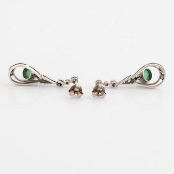 Örhängen med cabochonslipade smaragder och briljantslipade diamanter.