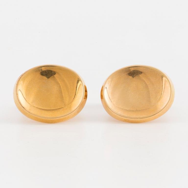 A pair of 18K gold cufflinks.