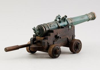 KANON, brons, kopia av vasakanon från 1620, Svensk Metallkonst AB, Carlscrona, 1900-talets andra hälft.