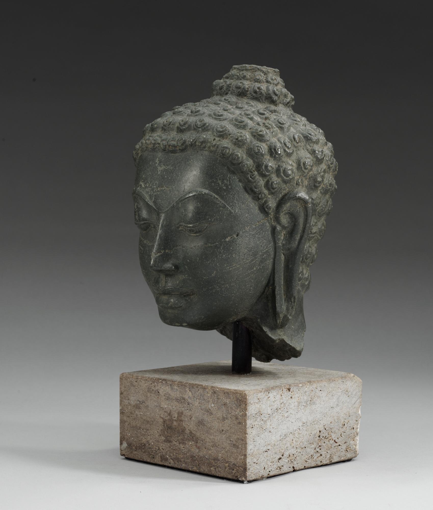 HUVUD, sten. Buddha. Thailand.