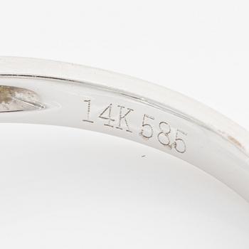 Ring, vitguld med topaser och små briljantslipade diamanter.