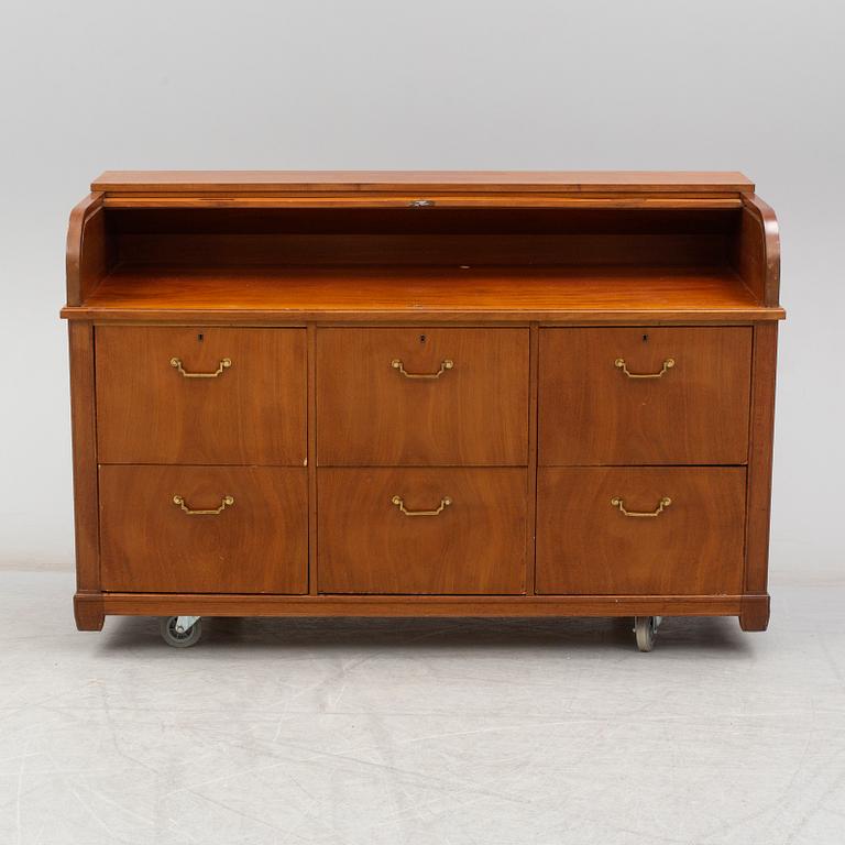 A mid 20th Century mahogany veneered  desk.