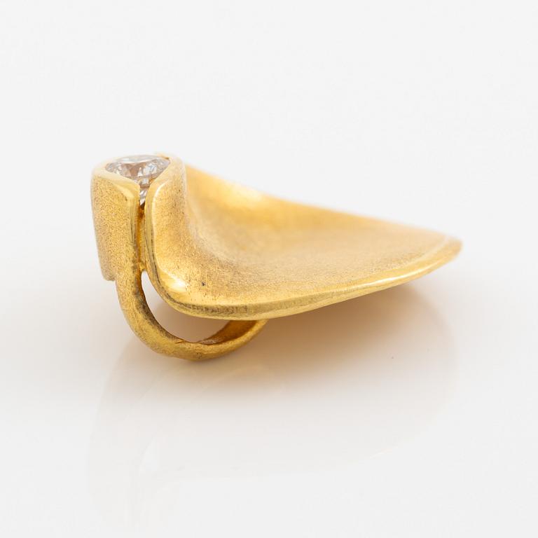 Pendant, 18K gold with a round brilliant-cut diamond.