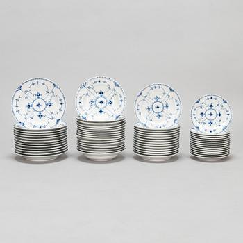 Servis, 70 delar, "Musselmalet", halvblond, Royal Copenhagen. Största delen från 1950-talets slut.