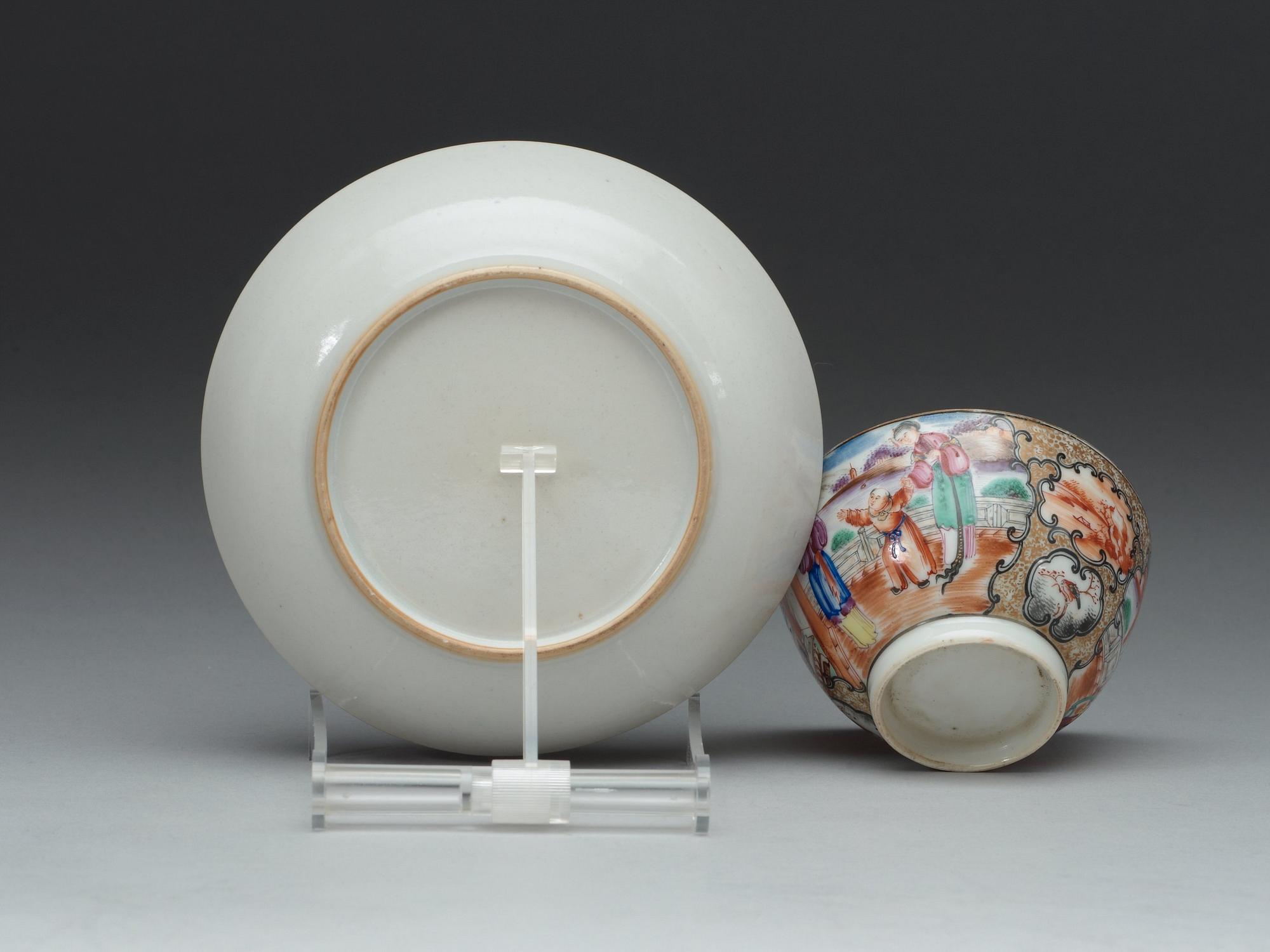 KOPPAR med FAT, åtta stycken, kompaniporslin.  Qing dynastin, Qianlong (1736-95).