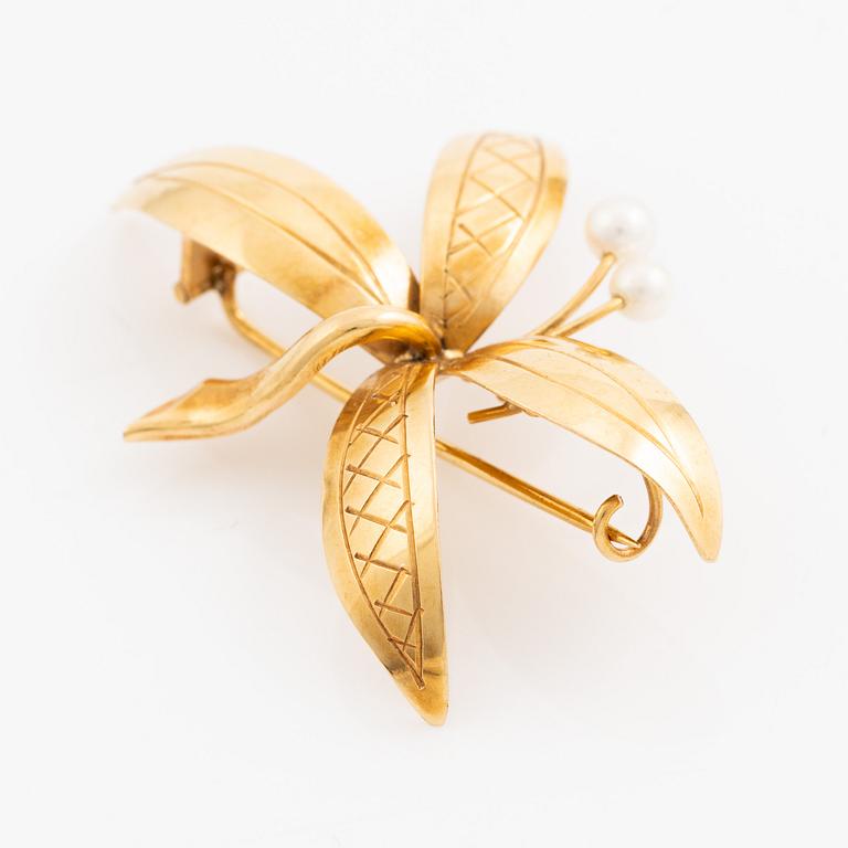 Brosch , 18K guld i form av blomma med odlade pärlor.