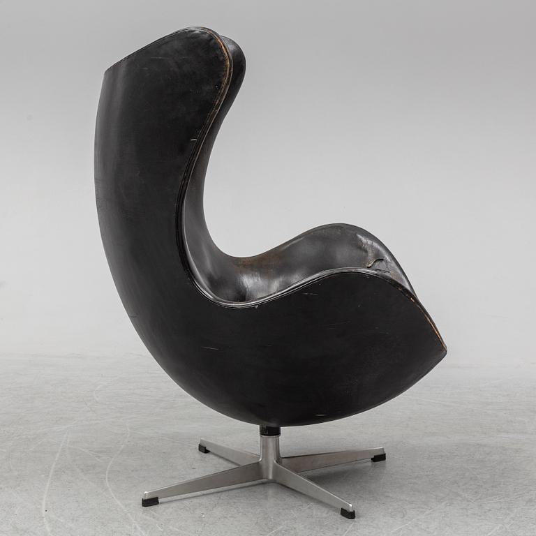 ARNE JACOBSEN, an 'Egg' leather covered easy chair and ottoman, Fritz Hansen, Denmark.