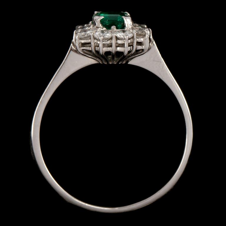 RING, 18k vitguld med smaragdslipad smaragd samt 10 briljantslipade diamanter. Vikt 4 g.