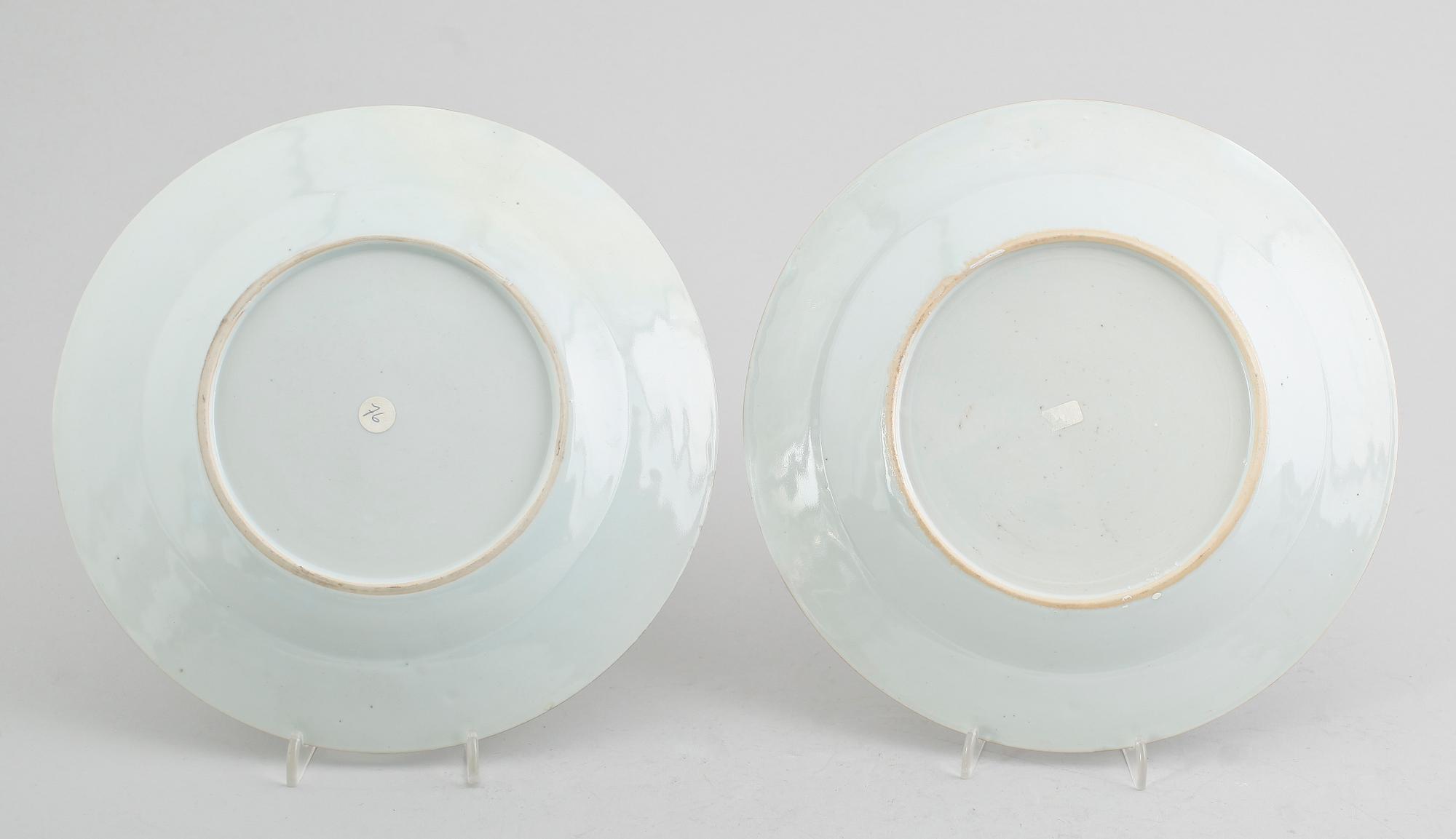 TALLRIKAR, 2 st, porslin, Kina, Qianlong 1736-1795.