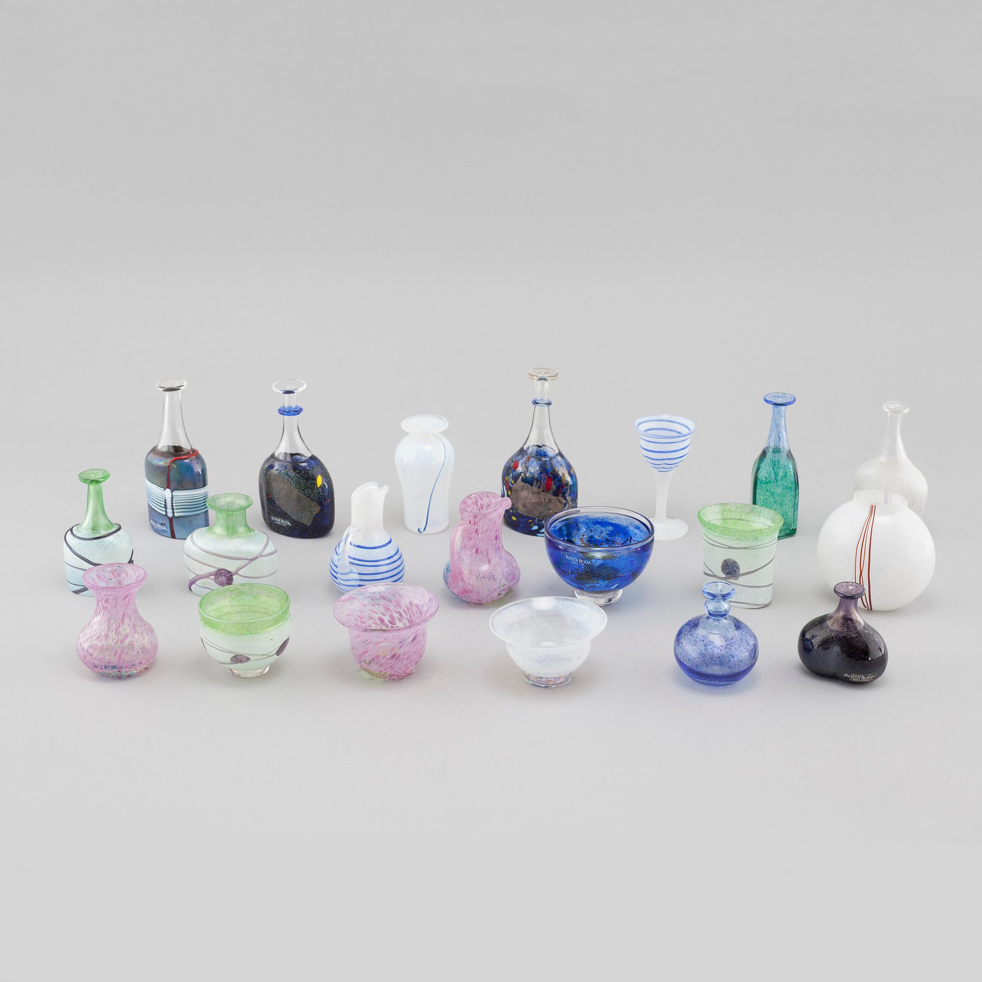 MINIATYRER, 20 st, glas, Bertil Vallien och Ulrica Hydman Vallien, Kosta Boda, signerade och numrerade, sent 1900-tal.
