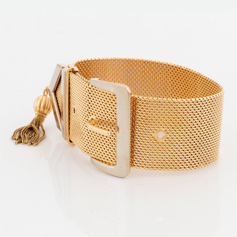 An 18K gold bracelet.