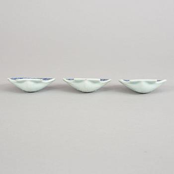 A set of three blue and white butter shells, Qing dynasty, Qianlong (1736-95).