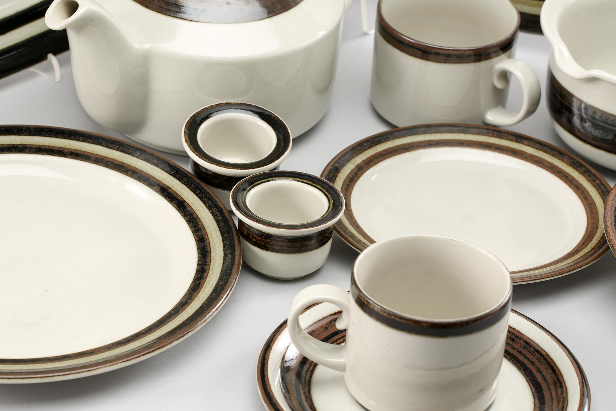 MAT- och KAFFESERVIS, stengods, 53 delar, "Karelia", Arabia, 1970-tal.
