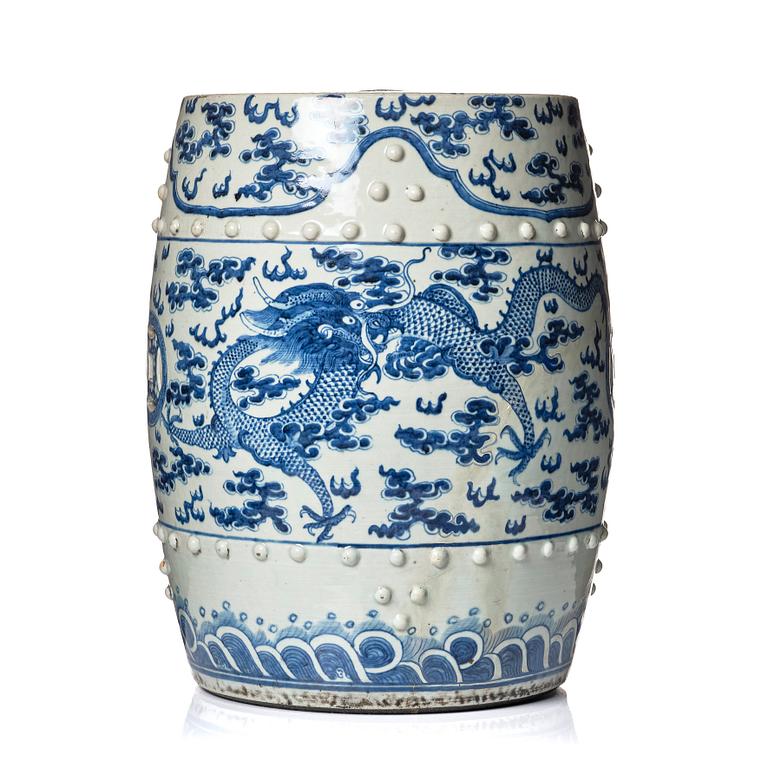 A blue and white four clawed dragon garden seat, Qing dynasty, 19th Century.