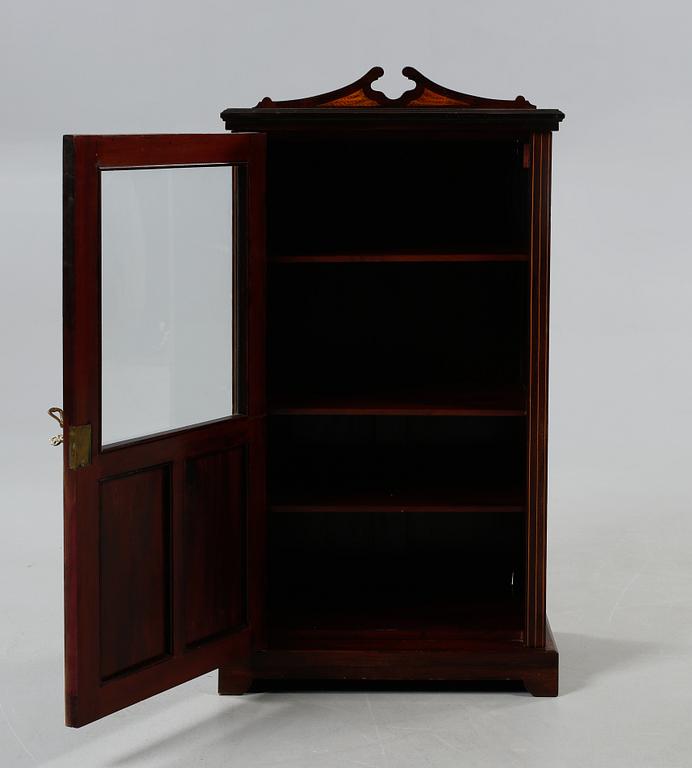 VITRINSKÅP, omkring sekelskiftet 1900.