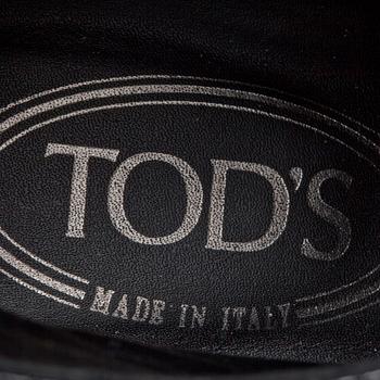 TOD'S, a pair of black patent lace-up booties. Size 39.