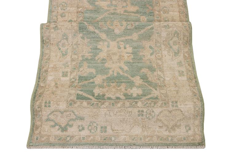 An Ushak runner carpet, c. 293 x 83 cm.