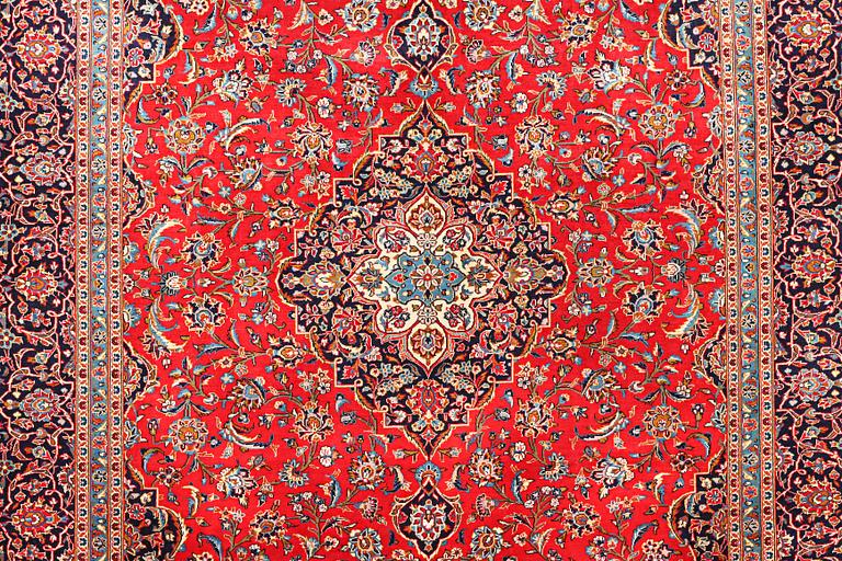 A Kashan carpet, c. 403 x 292 cm.