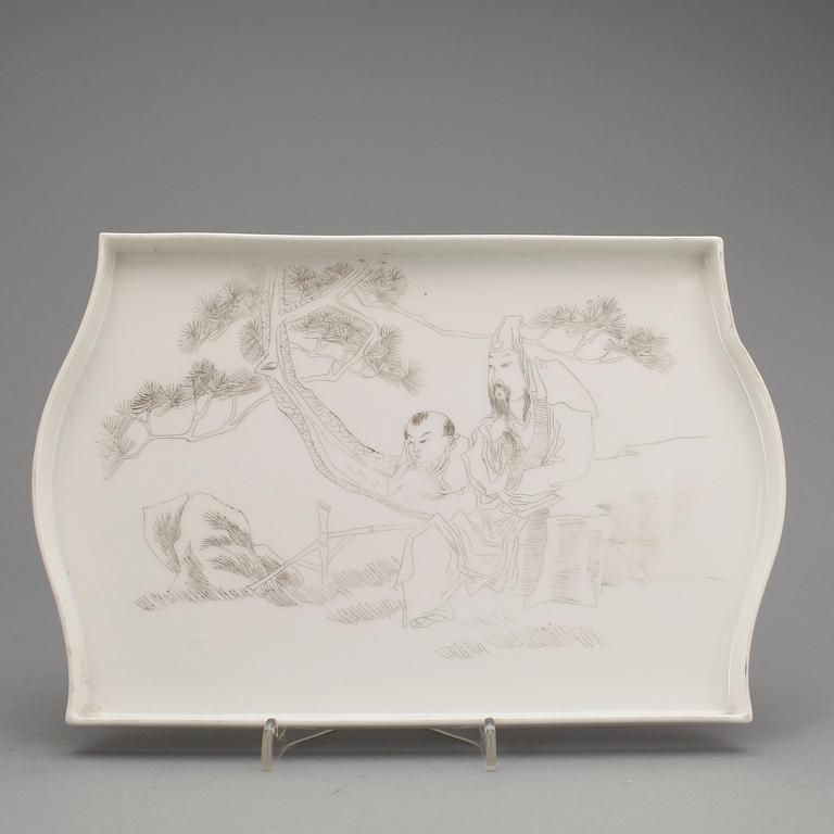 PENSELVAS SAMT BRICKA, porslin, Kina tidigt 1900-tal.