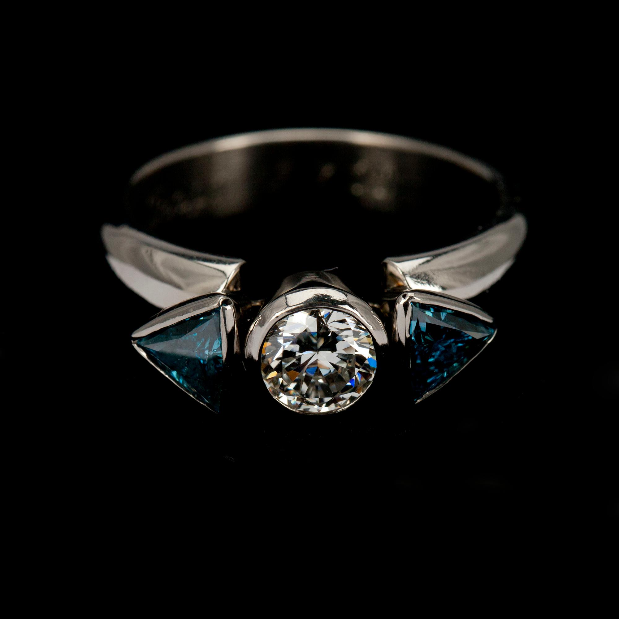 RING, titan, briljant 0,52 ct, 2 x blå diamanter à 0,25 ct. Gad Leinson Helsingfors 2008. Intyg EGL. Unik.