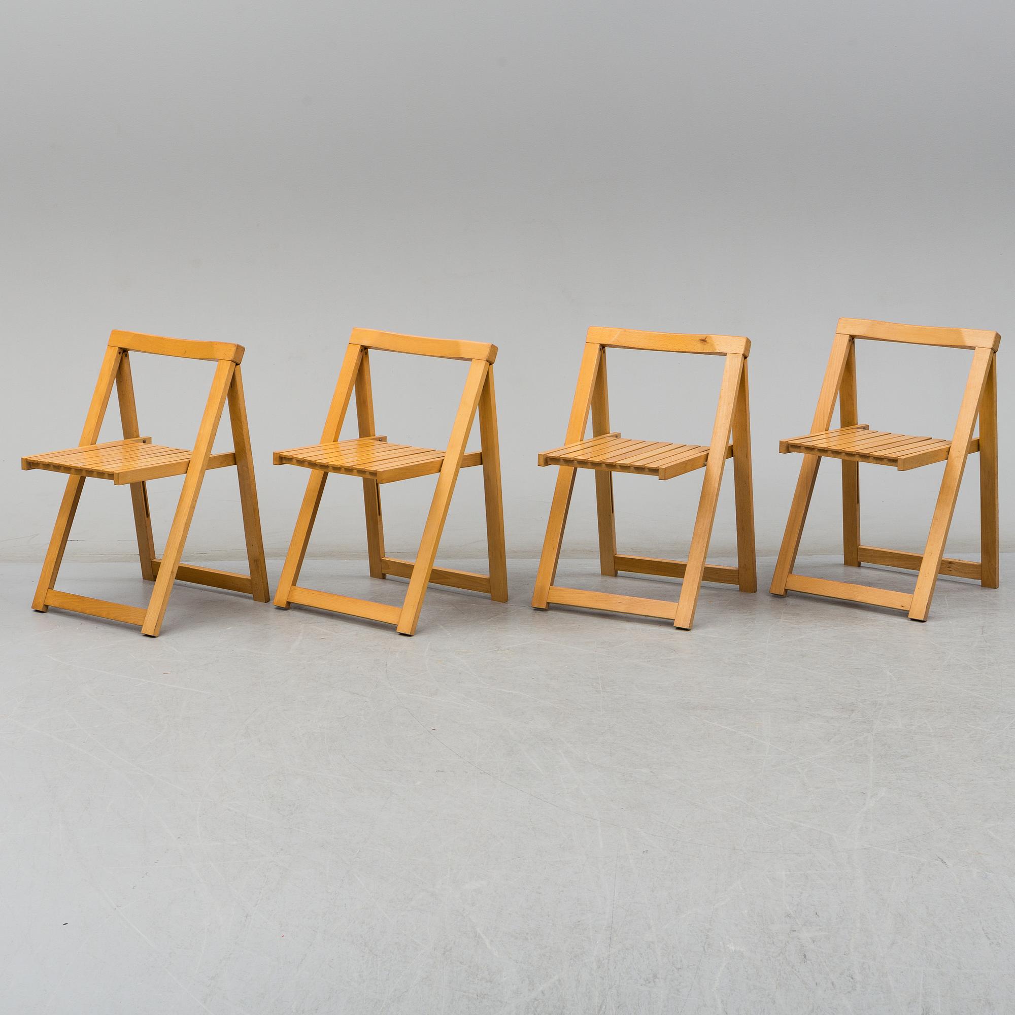 A gateleg table and 4 chairs, late 20th century.